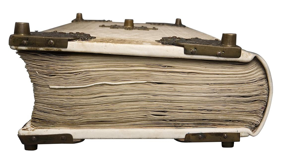 Codex Gigas - Djävulsbibeln fotograferad liggandes från sidan.